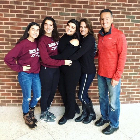 Meet your Posher, Donna 👋🏖 Mom of 6 awesome kids - Picture 7 of 7